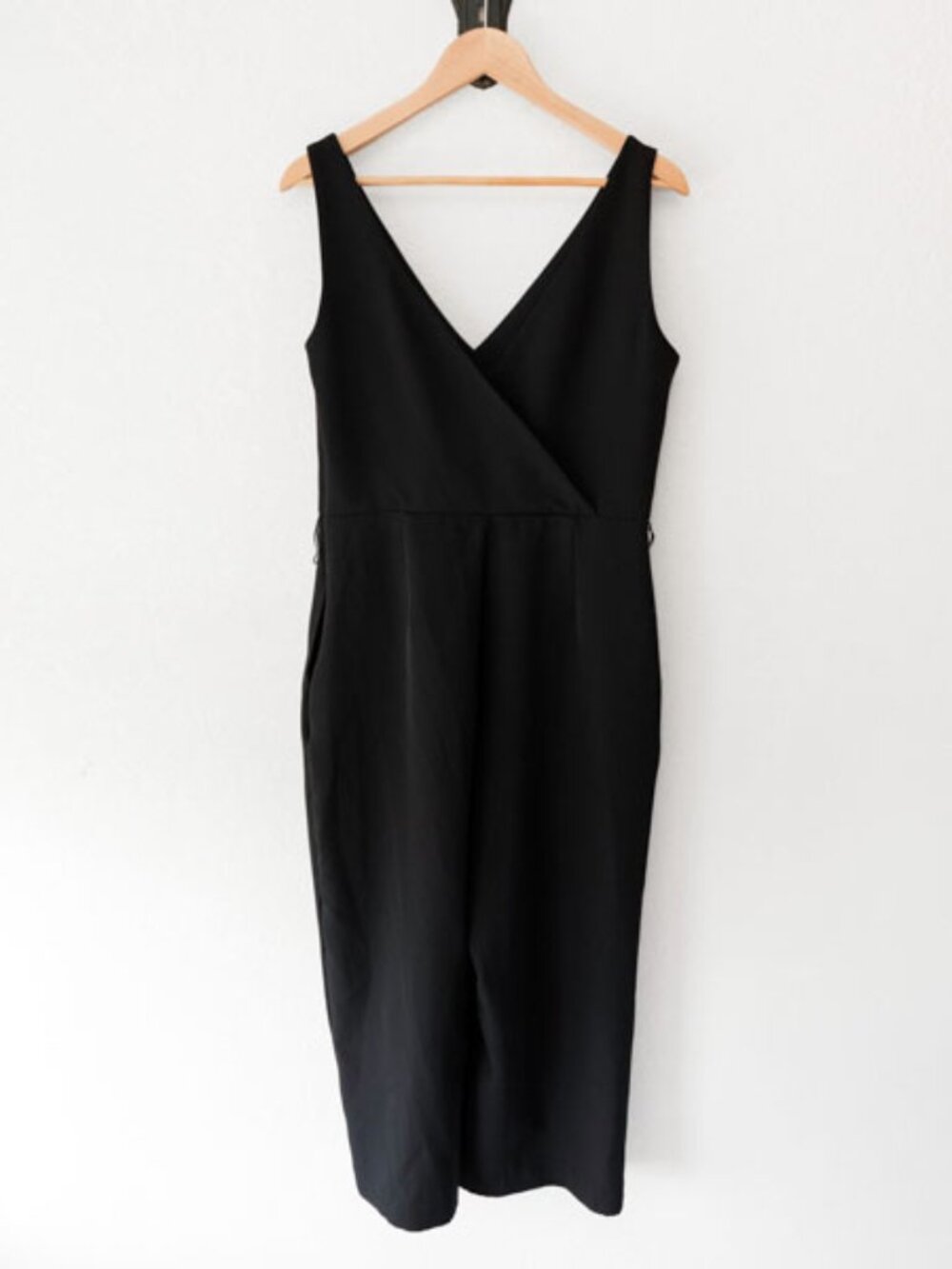 Sam Edelman Black Wide Leg Jumpsuit Sz 10 Sleeveless VNeck Side Zip Pockets Chic